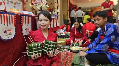 What's so appealing about sticky rice cakes (Bánh chưng) with American pork?