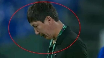 Báo Hàn nói về 'khoảnh khắc cúi đầu' của HLV Kim Sang Sik': Sự im lặng còn vang vọng hơn tiếng reo