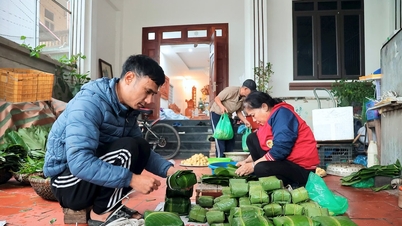 Os moradores de Tranh Khuc estão ocupados embrulhando banh chung (bolos de arroz vietnamitas tradicionais) para o Tet (Ano Novo Lunar).