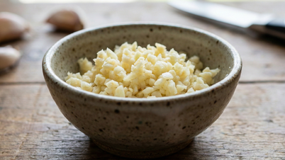 What do experts say about eating 1-2 cloves of garlic every day?
