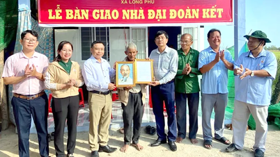 Long Phu kommune mobiliserte over 3,8 milliarder dong for å bygge broer på landsbygda og solidaritetshus.