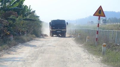 Jalan servis di ruas Jalan Tol Utara-Selatan yang melewati Nghe An mengalami kerusakan parah.