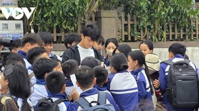ผู้รักษาประตู Cao Văn Bình กลับมายังบ้านเกิด และชาวเมือง Nghe An ก็ต้อนรับเขาอย่างวีรบุรุษ