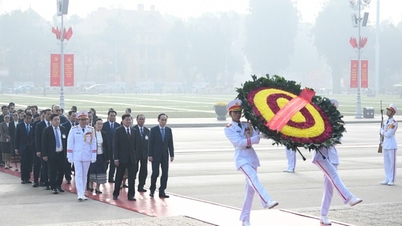 Sekretaris Jenderal dan Presiden Laos beserta istrinya mengunjungi Mausoleum Presiden Ho Chi Minh.