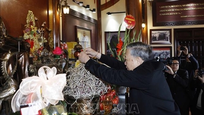دبیرکل در بنای تاریخی ملی که به یادبود بازدید رئیس جمهور هوشی مین از معدن دئو نای برگزار شده بود، عود نثار کرد.