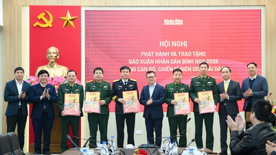 [ຮູບພາບ] ມອບໜັງສືພິມຍັນດານ ສະບັບລະດູໃບໄມ້ປົ່ງ ບິ່ງຫງໍ ໃຫ້ແກ່ນາຍທະຫານ ແລະ ທະຫານຢູ່ຊາຍແດນ ແລະ ເກາະດອນຕ່າງໆ.