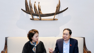 Voorzitter Tran Thanh Man van de Nationale Vergadering brengt een bezoek aan en eert voormalige leiders van de Partij en de Staat.