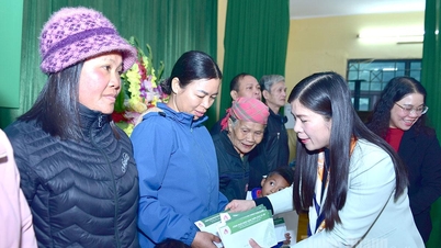 Vice Chairwoman of the Provincial People's Council Le Thi Thanh Tra presents Tet gifts in Ham Yen commune.