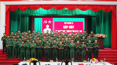 Non-commissioned officers and soldiers of the 5th Division uphold the fine traditions of the Army.