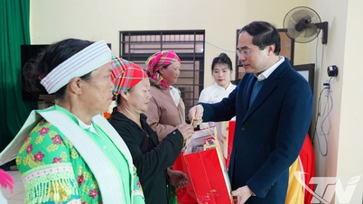 Leiders van de provincie Thai Nguyen delen tijdens de piekweek van Tet geschenken uit aan de armen in verschillende plaatsen.