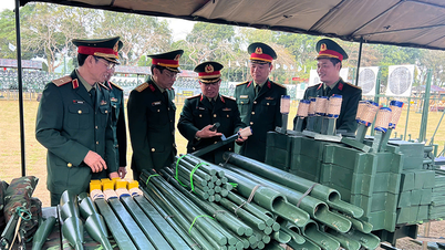 Kelompok kerja Komisi Militer Pusat dan Kementerian Pertahanan Nasional memeriksa kesiapan tempur di Quang Ninh.
