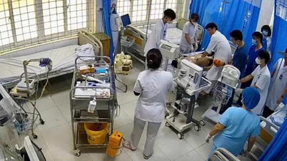 Adegan yang menegangkan saat dokter melakukan CPR untuk menyelamatkan seorang mahasiswa berusia 22 tahun yang mengalami serangan jantung di sekolah.