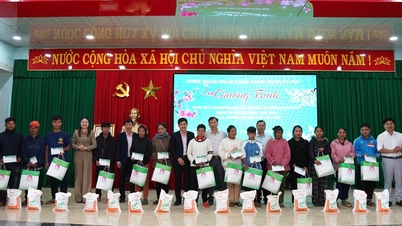 Vietnam Sosyal Politika Bankası, A Vuong beldesindeki dezavantajlı ailelere 200 Tet değerinde hediye bağışında bulundu.