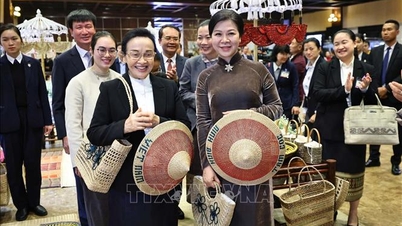 The wife of General Secretary To Lam and the wife of the General Secretary and President of Laos visited and worked in Ninh Binh.