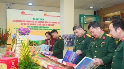 General Phan Văn Giang'ın modern bir Vietnam Halk Ordusu kurma üzerine yazdığı kitabın tanıtımı.