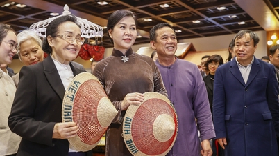 Para istri Sekretaris Jenderal Vietnam dan Laos mengunjungi ibu kota kuno Hoa Lu.