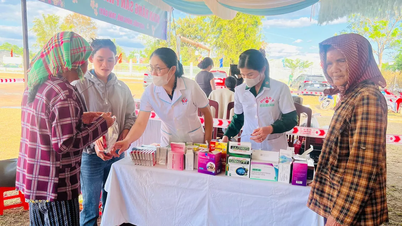 Gia Lai: Giving gifts and distributing free medicine to people in border areas.