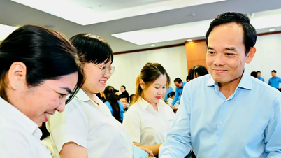 Tran Luu Quang, Ho Si Minh-város párttitkára ajándékokat ad át a Tet munkásainak.