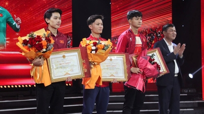 Dinh Bac, Van Binh, dan Quoc Cuong mengucapkan terima kasih kepada peminat wilayah Nghe An.