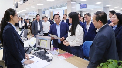 Le Premier ministre visite le Centre de services administratifs publics de la province de Quang Ninh.