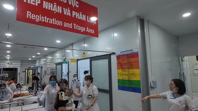 Poliția rutieră din orașul Ho Chi Minh a dus imediat la spital pentru îngrijiri de urgență un copil de 2 ani care se înecase cu un obiect străin.