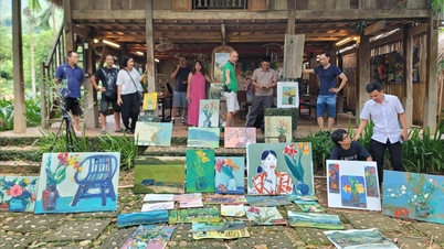 ສີສັນລະດູໃບໄມ້ປົ່ງຂອງເຂດພູສູງໃນຮູບແຕ້ມເຕັດຂອງນັກສິລະປິນ ຫາຍຟອງ.