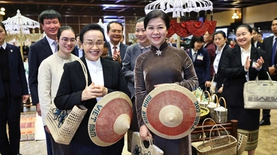 Para Ibu Negara Vietnam dan Laos mengunjungi Ninh Binh untuk melihat kuil Putri Nhoi Hoa.