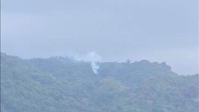 Un avion militaire s'écrase dans une zone montagneuse, le pilote saute en parachute et se met en sécurité.