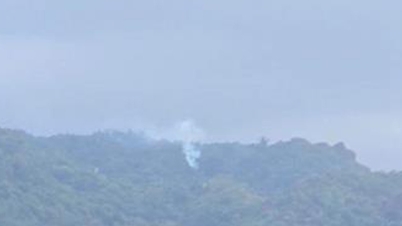 Un avion militaire s'écrase, le pilote saute en parachute et se met en sécurité.