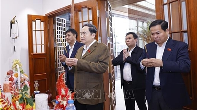 National Assembly Chairman Tran Thanh Man expresses gratitude to the families of former Party and State leaders.