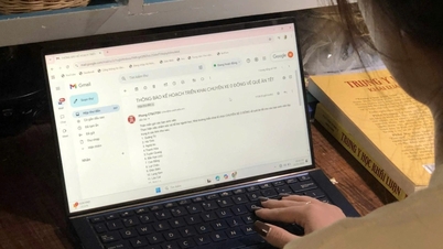 Öğrenciler, Tet (Ay Yeni Yılı) için eve ücretsiz otobüs yolculuğuna kayıt yaptırmak için dakikaları sayıyorlar.