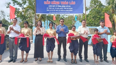 ຕາແສງຮວ່າຮຸ່ງ ເປີດສະຫຼອງຂົວຄົມມະນາຄົມຊົນນະບົດສອງແຫ່ງ.