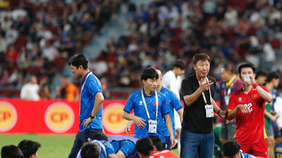 Koreanska medier värderar tränaren Kim Sang-sik högre än Shin Tae-yong.