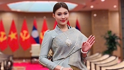 Miss University of Foreign Trade attracts attention while welcoming Lao diplomatic delegation.