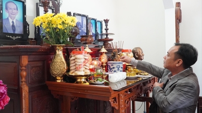 El camarada U Huan visita y extiende saludos de Año Nuevo a la familia del ex secretario del Comité Provincial del Partido en Quang Ngai.