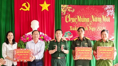 A Vietnami Néphadsereg Általános Politikai Osztálya újévi jókívánságait fejezi ki An Giangban.