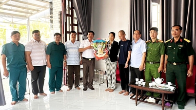 Komune Vinh Gia melawat dan menggalakkan keluarga yang mempunyai pemuda yang telah dipilih untuk perkhidmatan ketenteraan dan perkhidmatan Keselamatan Awam Rakyat.