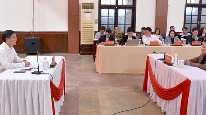 Sekretarz partii miasta Hanoi, Nguyen Dinh Trung, przyjmuje obywateli w okręgu Huong Tra.