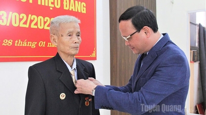 省人民委員会常任副委員長のグエン・マイン・トゥアン氏がアン・トゥオン区で党バッジを授与する