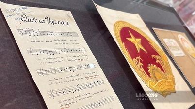 Ausstellung von Originaldokumenten über die Nationalflagge, die Nationalhymne und das Staatswappen.