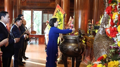 La vice-Première ministre Pham Thi Thanh Tra a offert de l'encens au site historique national spécial de Kim Lien.