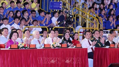 El Presidente de Vietnam asistió a un evento televisado para conmemorar el 85º aniversario del regreso del Presidente Ho Chi Minh a Vietnam.