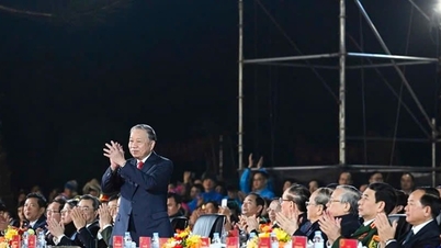 Przywódcy partii i państwa biorą udział w specjalnym wydarzeniu transmitowanym w telewizji, upamiętniającym 85. rocznicę powrotu prezydenta Ho Chi Minha do Wietnamu, aby osobiście poprowadzić rewolucję wietnamską.