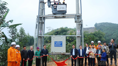 Connecting the last remaining residential area of ​​Bao Yen commune to the national power grid.