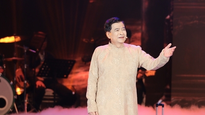 ศิลปินแห่งชาติ กว็อก อัญ ขับร้องเพลงพื้นบ้านเวียดนามดั้งเดิมบนเวที สร้างความประทับใจให้ผู้ชมจนน้ำตาไหล