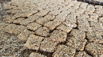 Preserving the traditional Tet atmosphere: 'Seven-fire' cakes with the rich flavor of Tet in the countryside.