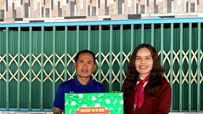 A comuna de Thanh Bong (província de Quang Ngai) visita a comuna de Tra Giap, envia cumprimentos de Ano Novo e oferece presentes.