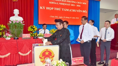 លោកស្រី ង៉ូ ធី ក្វីន ឡូន កាន់តំណែងជាប្រធានក្រុមប្រឹក្សាប្រជាជនសង្កាត់ ចូវ ដុក អាណត្តិ ២០២១ - ២០២៦។