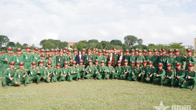 The 19th Regiment, 968th Division, bids farewell to soldiers who have completed their military service.