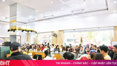 Dengan harga emas mendekati 18 juta VND per tael, orang-orang mengantre sejak pagi di toko-toko emas di Ha Tinh.